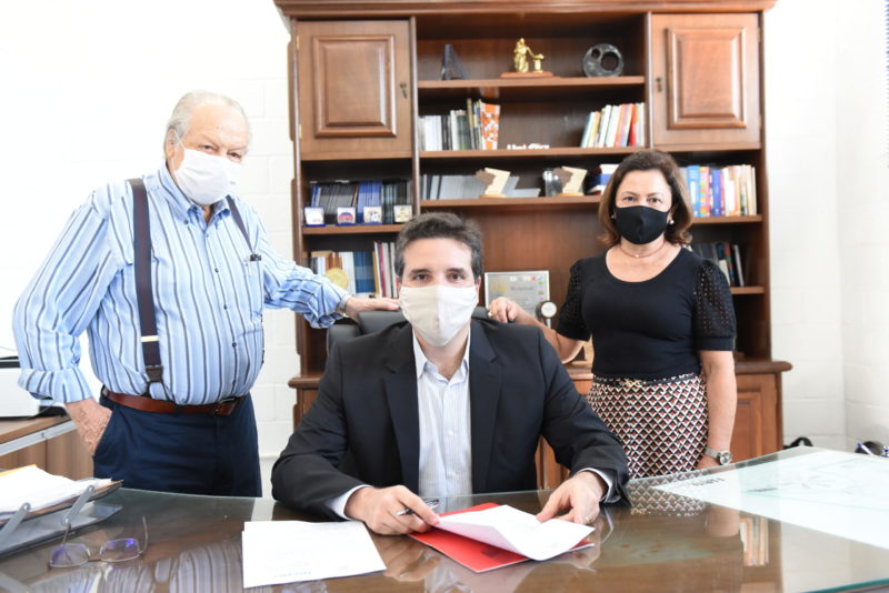 O presidente da FEMM Roque Quagliato, o reitor UNIFIO Murilo dos Santos e a reitora da UENP, Fátima Padoan, durante assinatura do Protocolo de Intenções