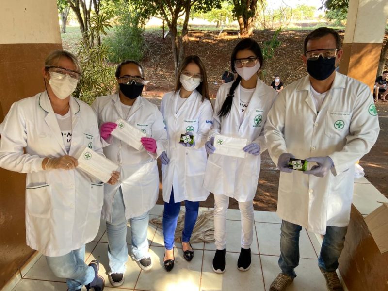 Professor Luciano Gatti e alunos em mais uma ação social