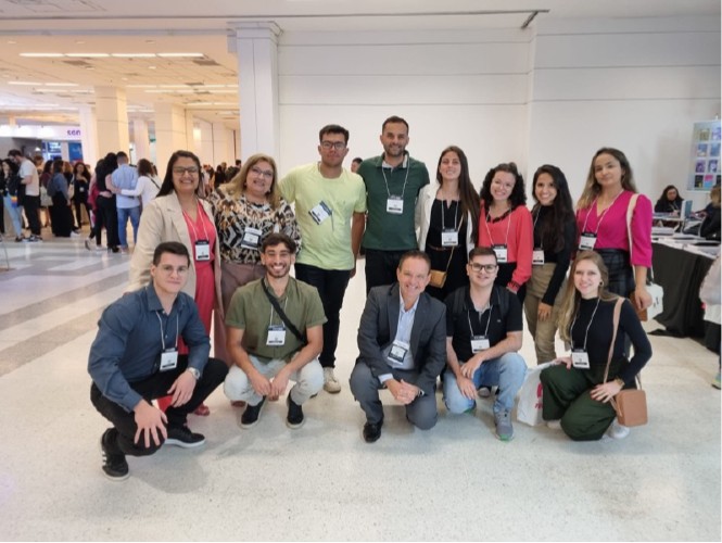 Alunos com o Presidente do CRF-SP Dr. Marcelo Polacow Bisson e Coordenadora do Curso de Farmácia Profa. Me. Cristiane Guarido